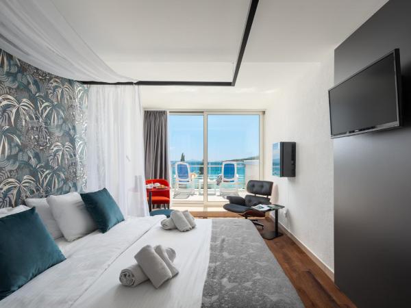 Hotel Mimosa Lido Palace - Maslinica Hotels & Resorts : photo 1 de la chambre chambre double deluxe avec balcon - vue sur mer