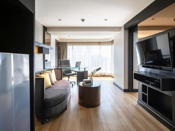 Golden Tulip Mandison Suites : photo 10 de la chambre suite avec baignoire