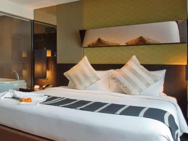 Golden Tulip Mandison Suites : photo 7 de la chambre suite avec baignoire