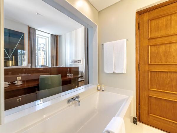 Pousada de Lisboa - Small Luxury Hotels Of The World : photo 1 de la chambre suite praça do comércio with king size bed
