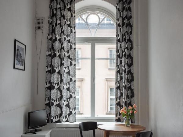 Hostel Diana Park : photo 1 de la chambre chambre lits jumeaux avec salle de bains commune