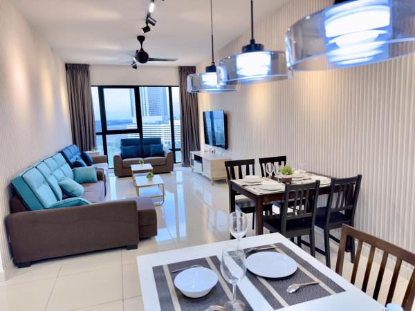 MidValley Southkey Mosaic 6-9pax Netflix-SmartTV70inch : photo 1 de la chambre appartement supérieur 2 chambres