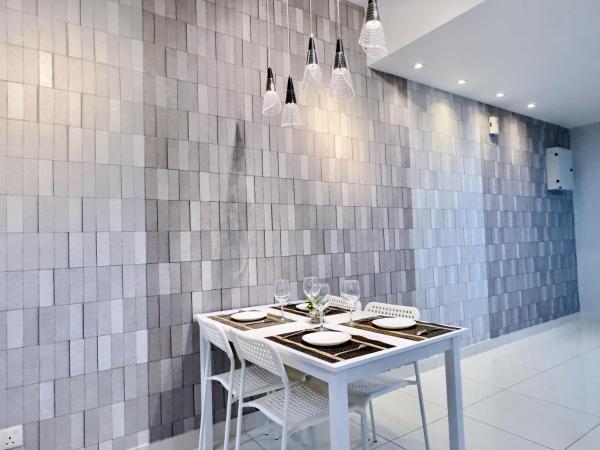 MidValley Southkey Mosaic 6-9pax Netflix-SmartTV70inch : photo 8 de la chambre appartement supérieur 2 chambres