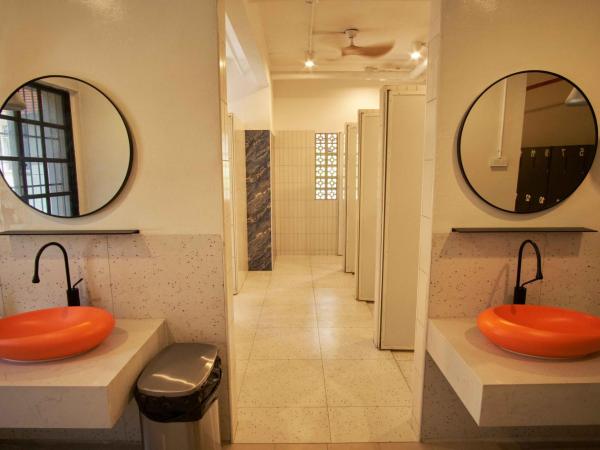 Some Place Else : photo 4 de la chambre chambre double avec salle de bains commune