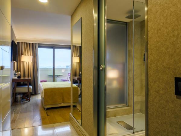 Ramada Istanbul Grand Bazaar : photo 1 de la chambre chambre double ou lits jumeaux avec balcon