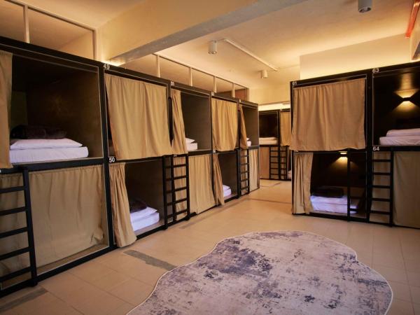 Some Place Else : photo 5 de la chambre lit simple dans dortoir pour femmes