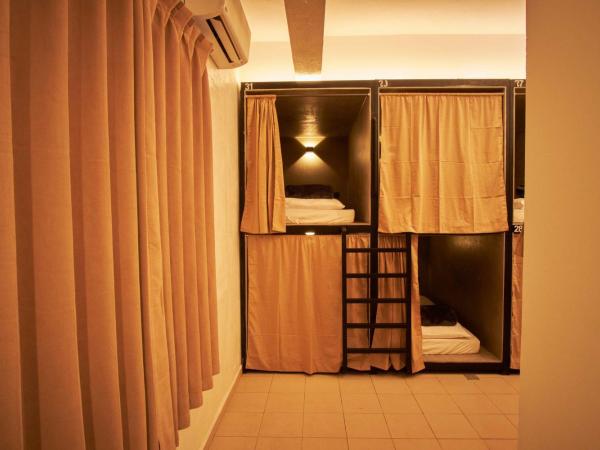 Some Place Else : photo 3 de la chambre lit simple dans dortoir pour femmes