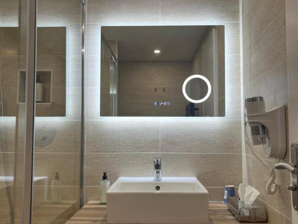 Kyriad Prestige Beaune le Panorama : photo 2 de la chambre chambre double supérieure