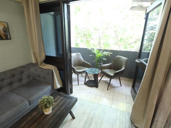 Sai Park Inn by UMRB - Mumbai Airport : photo 1 de la chambre suite familiale avec balcon