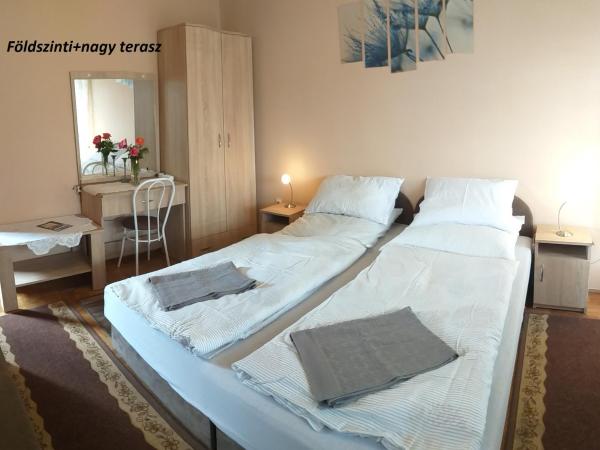 Róna Vendégház : photo 8 de la chambre chambre lits jumeaux avec lit d'appoint et terrasse