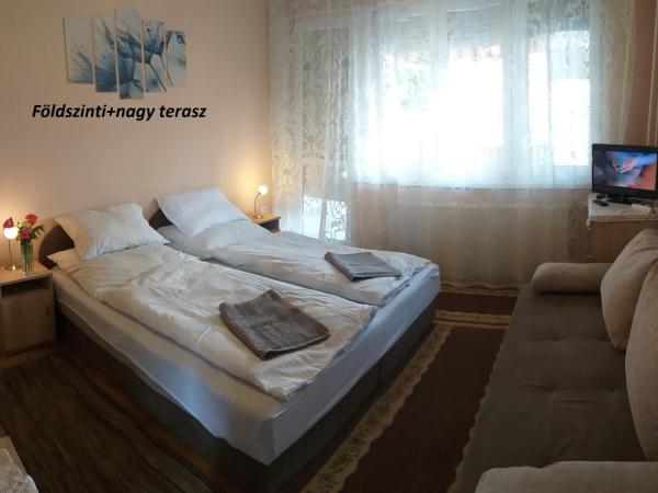 Róna Vendégház : photo 9 de la chambre chambre lits jumeaux avec lit d'appoint et terrasse