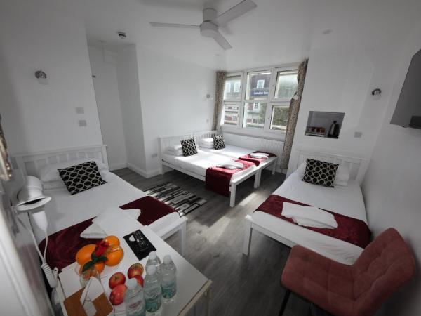 City London Hotel : photo 6 de la chambre chambre quadruple avec salle de bains privative