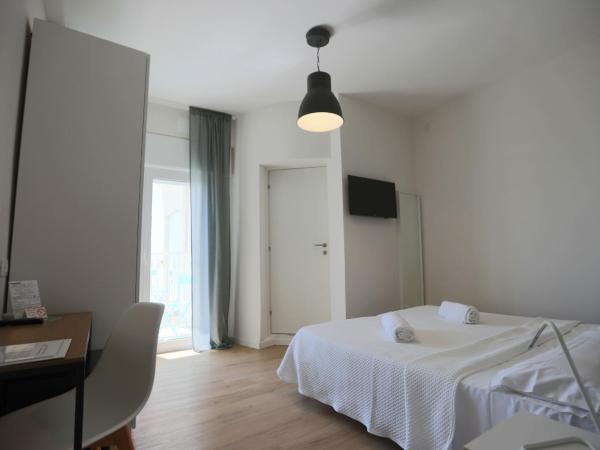 Hotel Concordia : photo 9 de la chambre chambre double ou lits jumeaux deluxe avec balcon - vue latérale sur mer