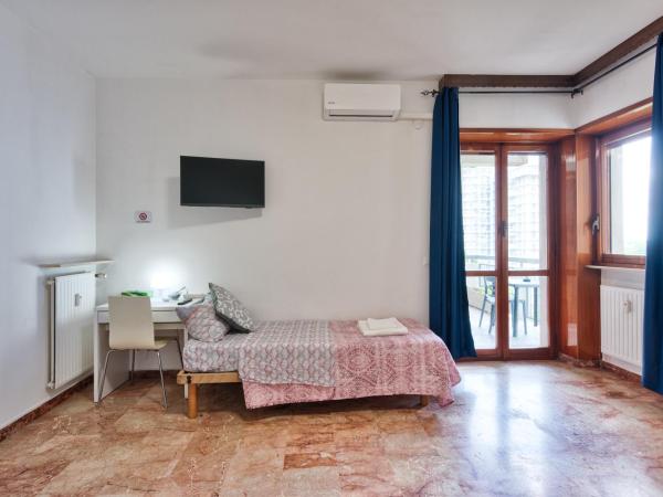Arish Downtown Venice : photo 4 de la chambre chambre triple avec balcon