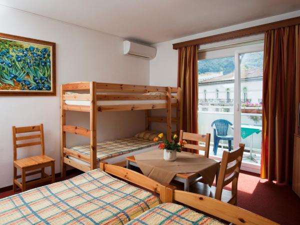 Hotel Dischma : photo 2 de la chambre chambre quadruple avec balcon 