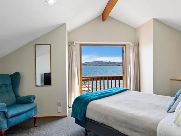 Cascades Lakefront Motel : photo 1 de la chambre hébergement côté lac