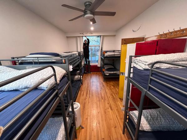 Auberge PVT Hostel : photo 5 de la chambre lit simple dans dortoir de 10 lits