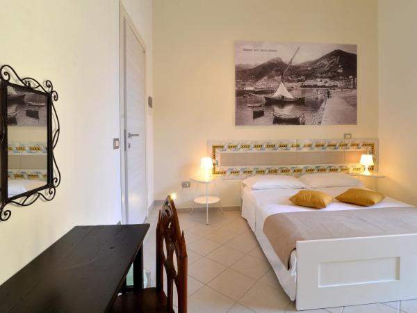 Santi e Saraceni Rooms : photo 1 de la chambre chambre double deluxe avec balcon