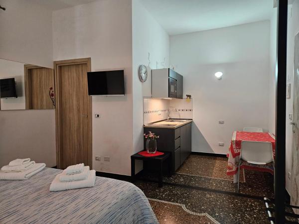 House LeoMar di Sara : photo 6 de la chambre chambre double avec salle de bains privative