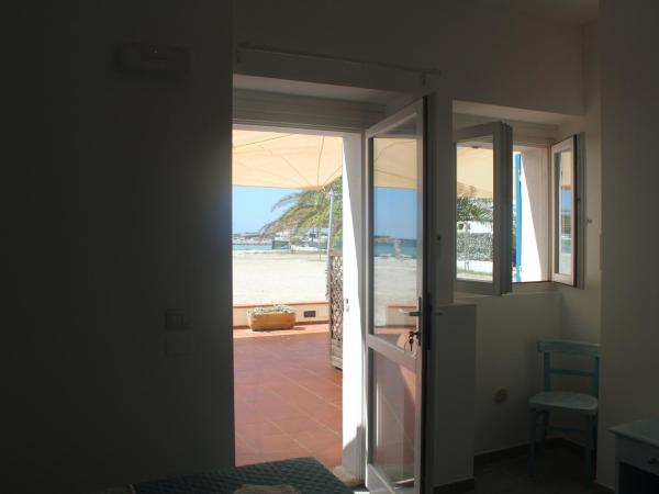 Vel Marì - Rooms on the Beach : photo 4 de la chambre chambre double ou lits jumeaux - vue sur mer