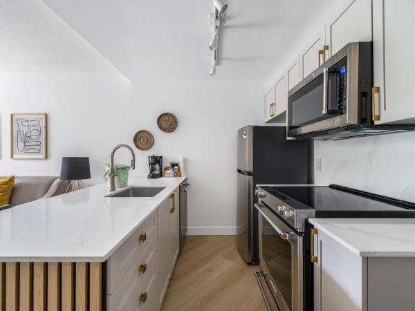 a fully renovated condo near village centre with MT view and close to lift in Cascade lodge : photo 6 de la chambre appartement 1 chambre avec balcon et vue sur les montagnes