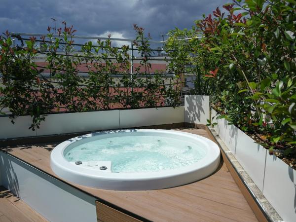 San Michele Luxury Rooms : photo 1 de la chambre chambre lit king-size avec baignoire spa