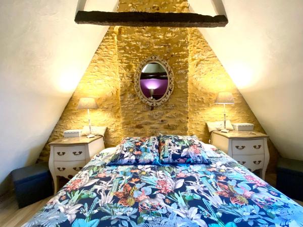 La Clef des Songes B&B de charme - Sarlat Centre - Parking gratuit - Piscine et espace bien-être à 400mètres : photo 2 de la chambre chambre double - 2ème Étage mansardé