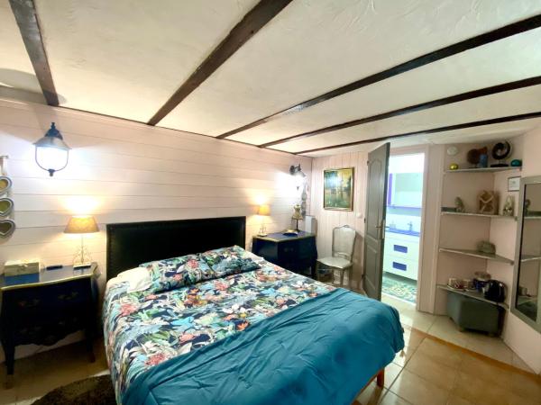 La Clef des Songes B&B de charme - Sarlat Centre - Parking gratuit - Piscine et espace bien-être à 400mètres : photo 8 de la chambre chambre double basique