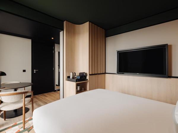 DoubleTree by Hilton Amsterdam Centraal Station : photo 8 de la chambre chambre de luxe avec balcon - vue sur ville