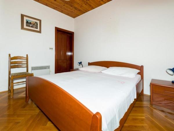 Apartments & Rooms Tapera : photo 4 de la chambre chambre double standard avec terrasse - vue partielle sur mer