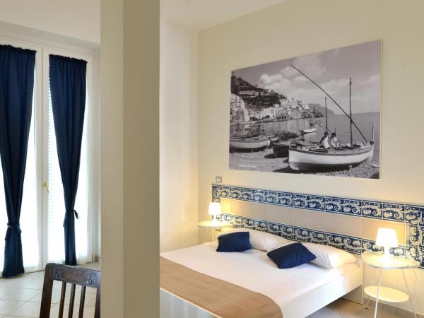Santi e Saraceni Rooms : photo 2 de la chambre chambre triple avec balcon