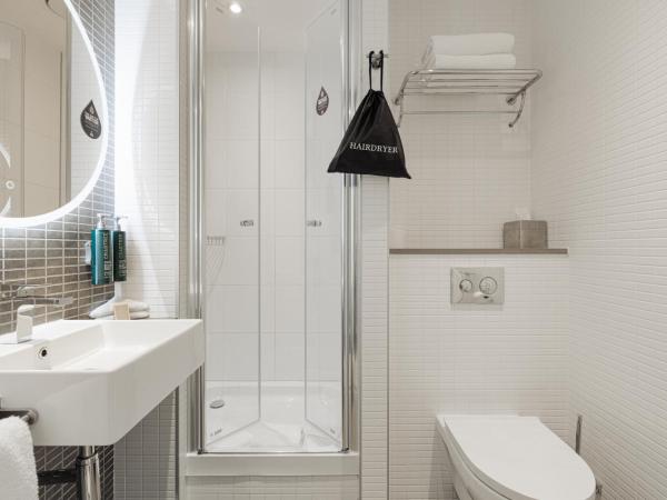 DoubleTree by Hilton Amsterdam Centraal Station : photo 1 de la chambre chambre lit queen-size 