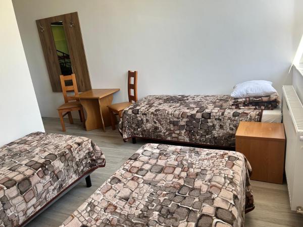 Schronisko Młodzieżowe Oleandry : photo 1 de la chambre chambre triple avec salle de bains privative