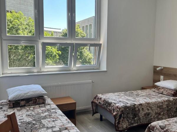Schronisko Młodzieżowe Oleandry : photo 2 de la chambre chambre triple avec salle de bains privative