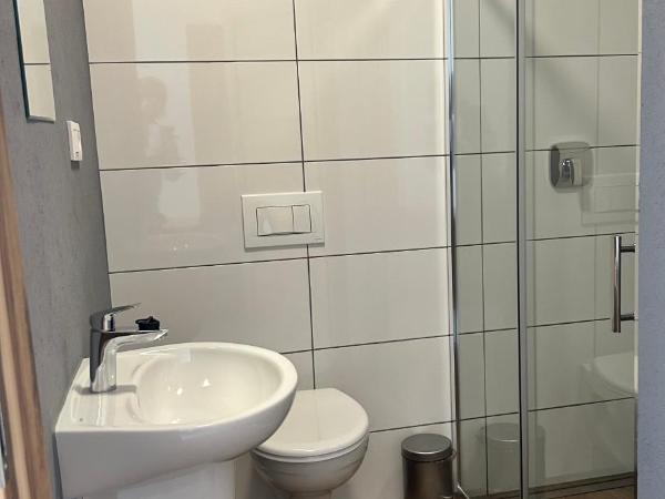 Schronisko Młodzieżowe Oleandry : photo 3 de la chambre chambre triple avec salle de bains privative