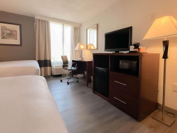 Comfort Inn & Suites Kissimmee by the Parks : photo 3 de la chambre chambre familiale avec 2 lits queen-size et lits superposés