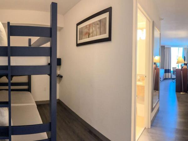 Comfort Inn & Suites Kissimmee by the Parks : photo 5 de la chambre chambre familiale avec 2 lits queen-size et lits superposés