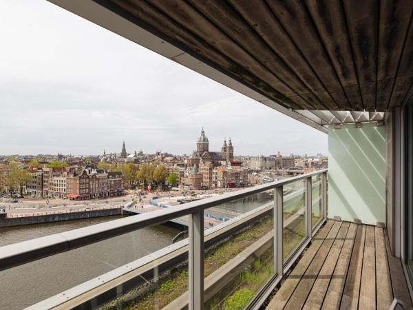 DoubleTree by Hilton Amsterdam Centraal Station : photo 9 de la chambre chambre de luxe avec balcon - vue sur ville