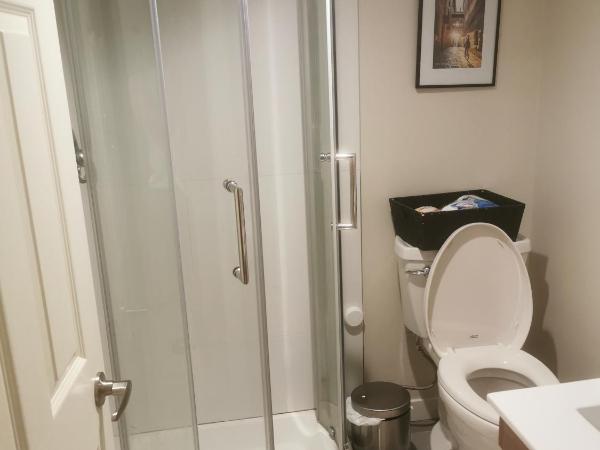 John's House in Vancouver West : photo 9 de la chambre chambre lit queen-size avec salle de bains commune