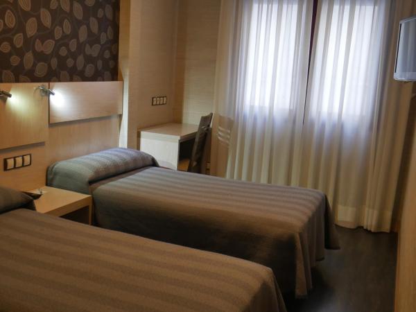 Hostal 4C Cuatro Caminos : photo 1 de la chambre chambre lits jumeaux supérieure