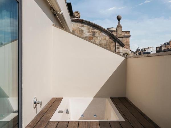 Hotel Bagués, a Small Luxury Hotel of the World : photo 9 de la chambre suite double diamant avec salon séparé et terrasse - vue sur ville