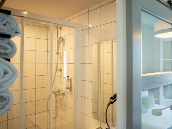 Hôtel Central : photo 1 de la chambre chambre double supérieure avec climatisation et balcon