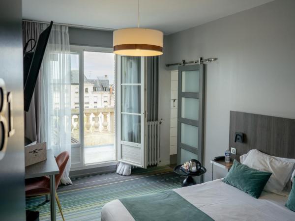 Hôtel Central : photo 4 de la chambre chambre double supérieure avec climatisation et balcon