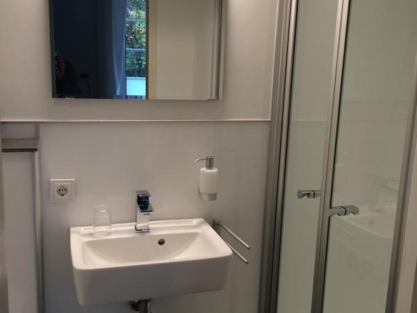 Haus Gerry : photo 4 de la chambre chambre double avec salle de bains privative