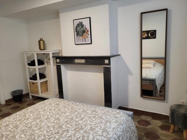 Brussels Bed & Blockchain Private rooms with shared bathroom : photo 3 de la chambre chambre double avec salle de bains privative