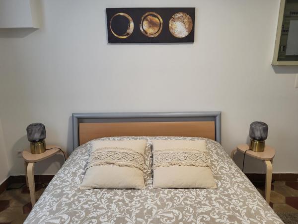 Brussels Bed & Blockchain Private rooms with shared bathroom : photo 4 de la chambre chambre double avec salle de bains privative