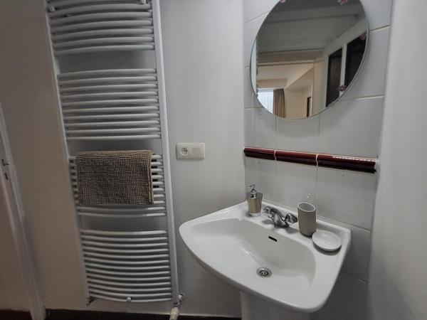 Brussels Bed & Blockchain Private rooms with shared bathroom : photo 6 de la chambre chambre double avec salle de bains privative