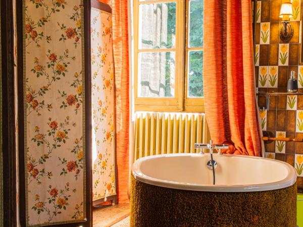 Chambres d'Hôtes dans une maison de Maître à 5 min du centre de Nérac : photo 5 de la chambre chambre deluxe