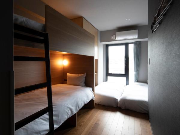 Grids Tokyo Ueno Hotel&Hostel : photo 5 de la chambre chambre quadruple avec salle de bains privative