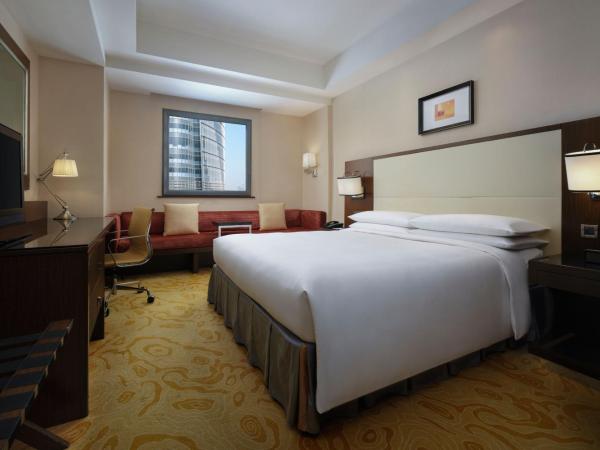 Courtyard By Marriott Shanghai Xujiahui : photo 5 de la chambre chambre lit king-size deluxe - vue sur ville